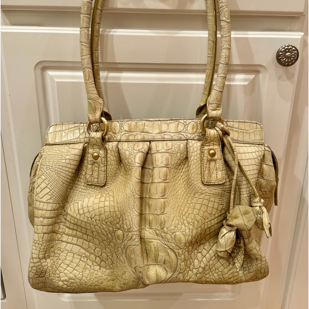 Shoulder bag, light green 
Just little wear on bottom corners 
Dimensions 10x13